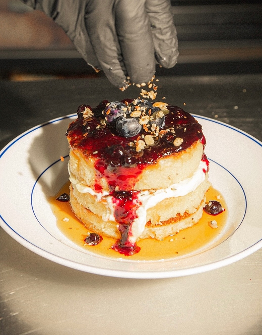 Pancakes mit Beeren und Granola