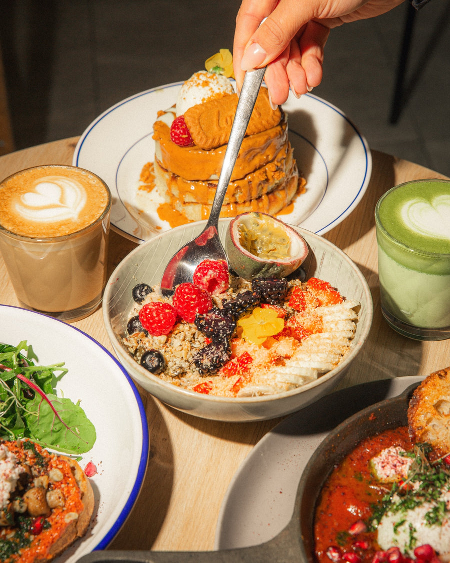Gedeckter Tisch mit Brunch, Kaffee und Matcha