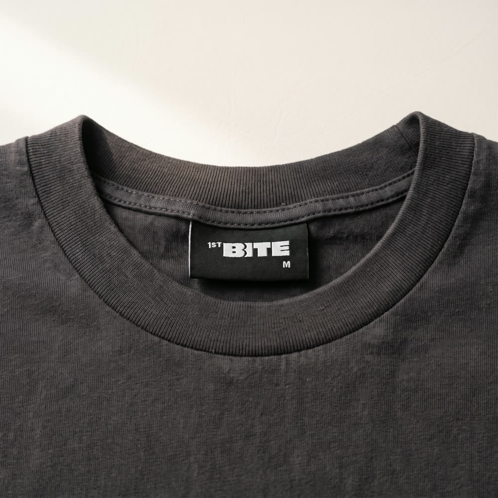 Ribbed collar with sewn-in size label